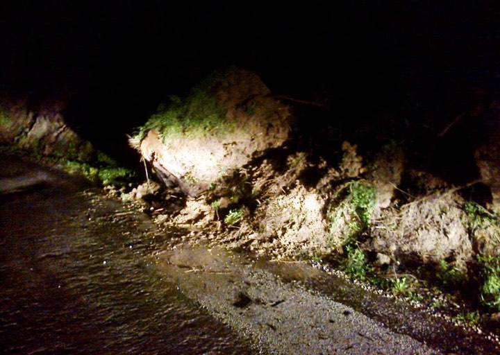 Βράχος έπεσε και έκλεισε τον δρόμο στην Πολυρρήνια Κισσάμου