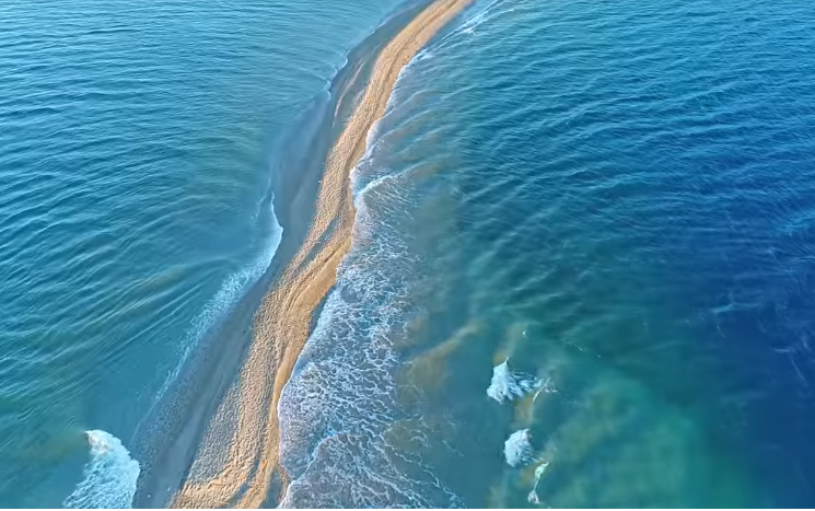 Το “δρεπάνι” που κόβει τη θάλασσα για 1 χλμ. (βίντεο)
