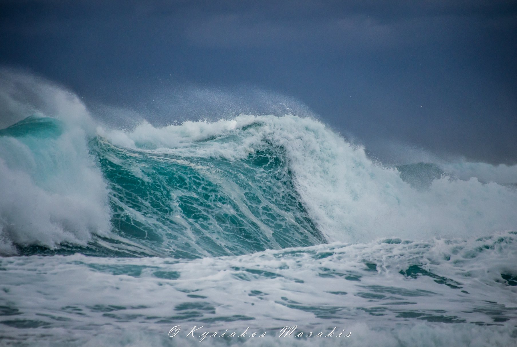 Η τρομερή δύναμη της θάλασσας στα νότια των Χανίων (φωτο)