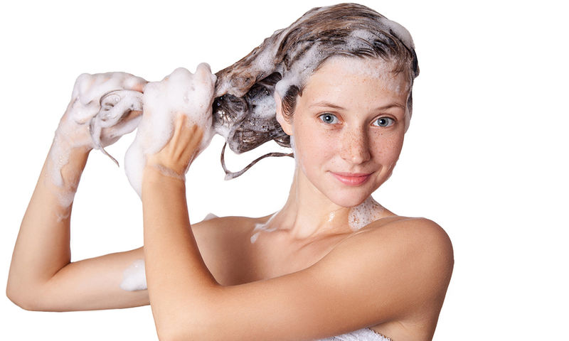 Λούσιμο μαλλιών: 10 κοινά λάθη που πρέπει να αποφεύγετε