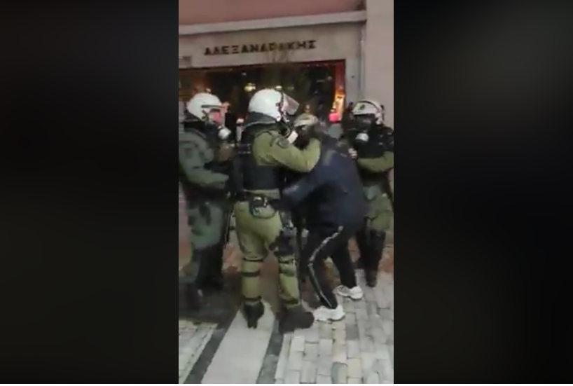 Η στιγμή της σύλληψης του Κρητικού λυράρη Κ. Γοντικάκη από τα ΜΑΤ (βίντεο)