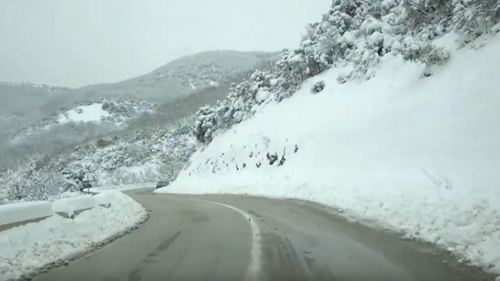Μοναδικές εικόνες από τα χιονισμένα Μετέωρα (βίντεο)