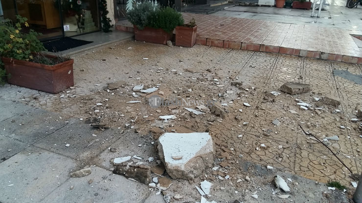 Μεγάλο κομμάτι από μπαλκόνι έπεσε στο κέντρο των Χανίων (φωτο)