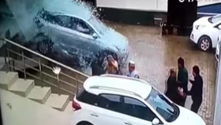 Οδηγός σε έκθεση τέσταρε αμάξι και έσπασε τα πάντα – Πέρασε μέσα από βιτρίνα! (βίντεο)