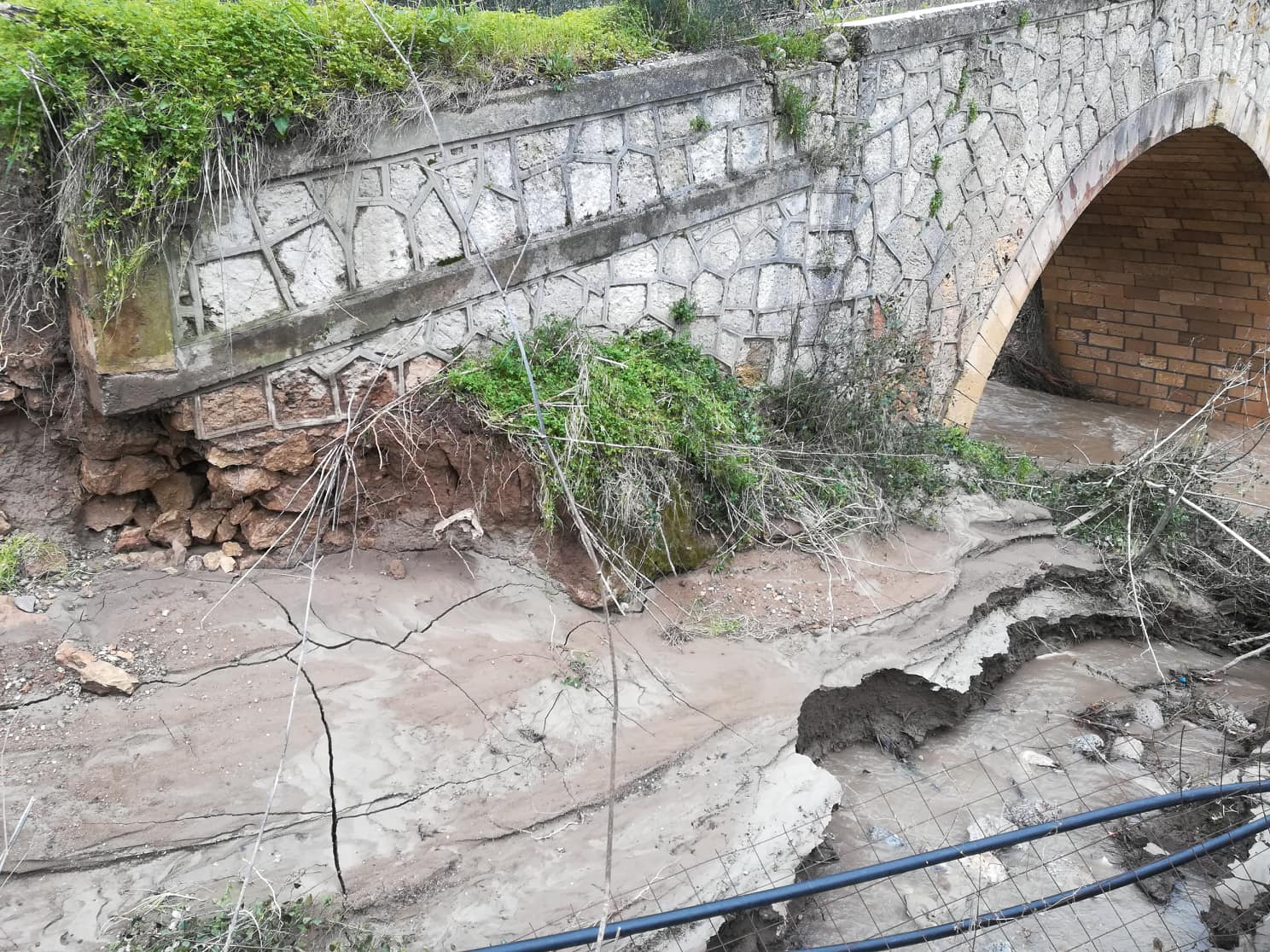 Αυτή η γέφυρα μπορεί ακόμα να σωθεί στην Κίσσαμο – Δείτε τα ορμητικά νερά που την έπληξαν