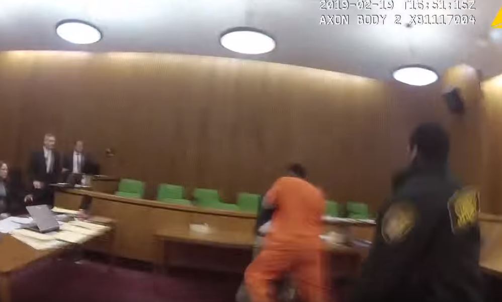 Οχάιο: Πλάκωσε στο ξύλο τον δικηγόρο του επειδή «έφαγε» ποινή φυλάκισης 47 χρόνια