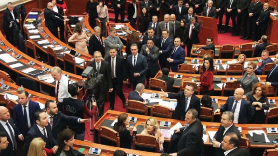 Κλιμακώνεται η πολιτική κρίση στην Αλβανία: Παραιτήθηκαν βουλευτές της αντιπολίτευσης