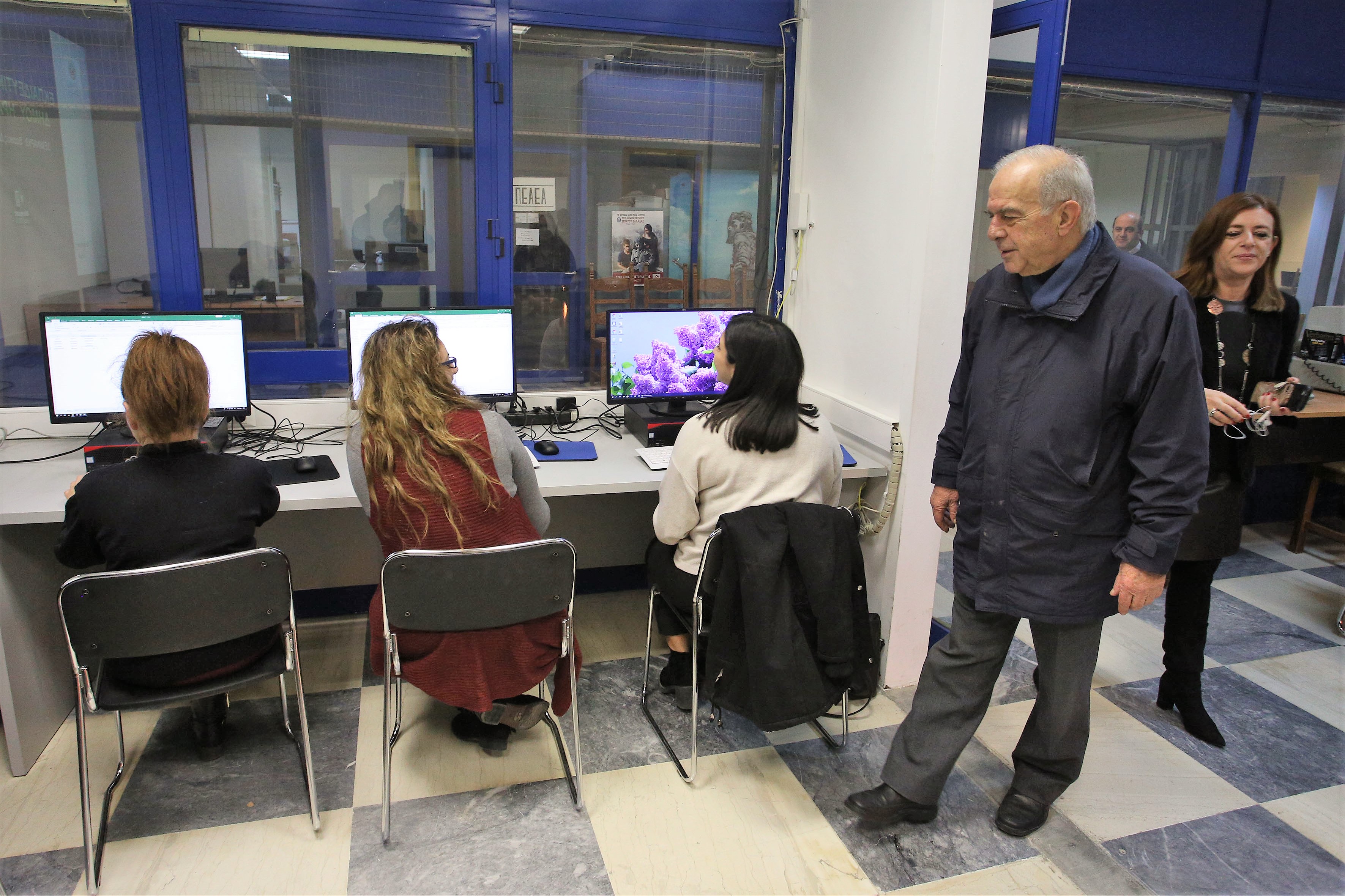 Eπίσκεψη του Βασίλη Λαμπρινού στα σεμινάρια υπολογιστών για ανέργους