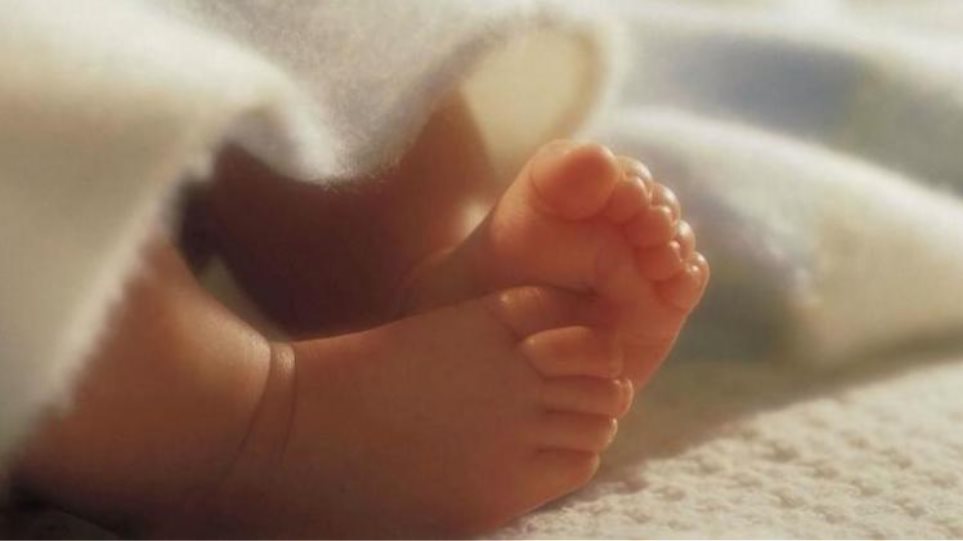 Λάρισα: Μωρό ενός έτους ξεψύχησε στα χέρια της μητέρας του