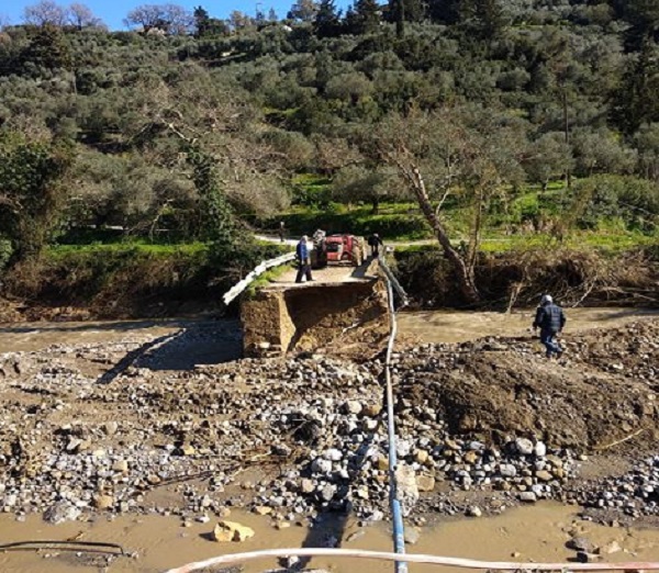 Σε εξέλιξη οι εργασίες αποκατάστασης της γέφυρας στο Μουρί Κισσάμου (φωτο)