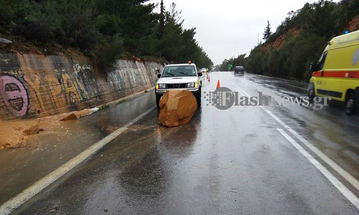Μεγάλος βράχος έπεσε στην εθνική οδό Χανίων – Ρεθύμνης στο Πλατάνι (φωτο – βίντεο)