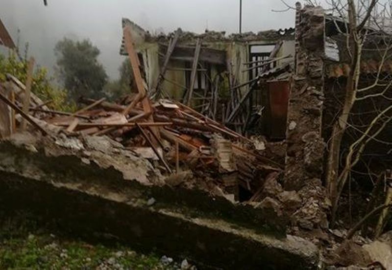Έπεσαν δυο σπίτια στους Λάκκους από την κακοκαιρία (φωτο)