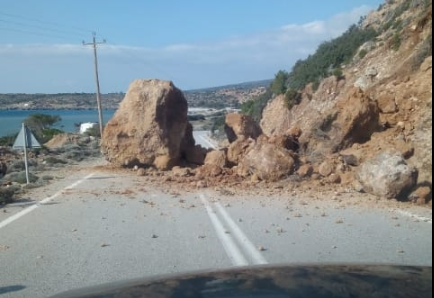 Τεράστιος βράχος έπεσε στο δρόμο στη Χρυσοσκαλίτισσα (φωτο)