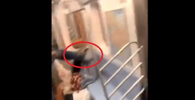 Αγριότητα στο μετρό της Νέας Υόρκης: Άνδρας κλοτσά ηλικιωμένη γυναίκα στο κεφάλι