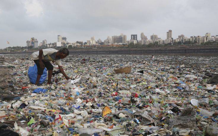 Αόριστη δέσμευση 170 χωρών να περιορίσουν «σημαντικά» τα πλαστικά μιας χρήσεως