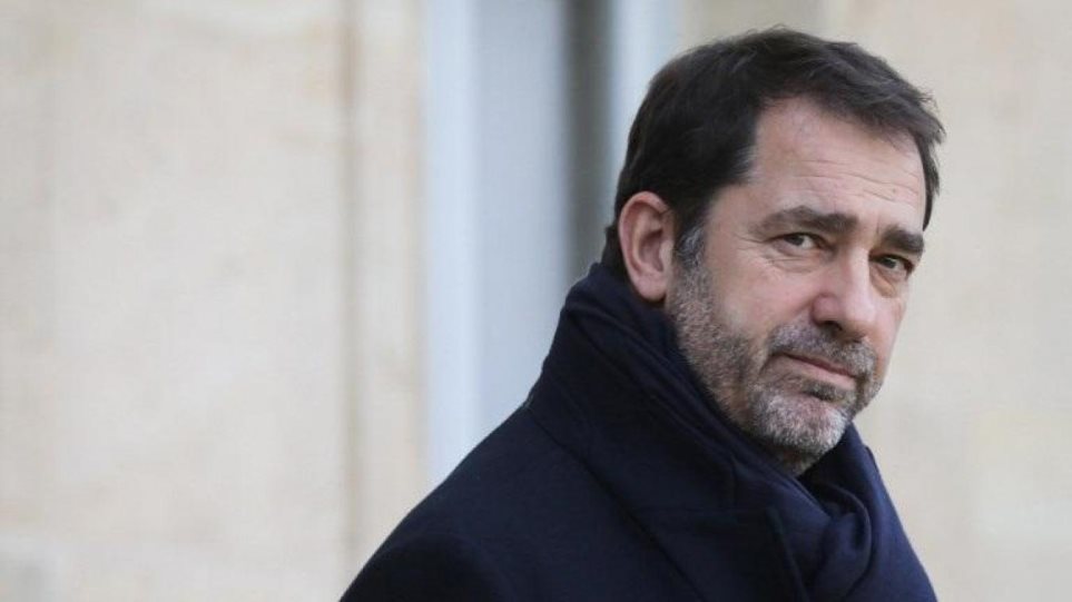 Νέο ροζ σκάνδαλο στη Γαλλία: Ο υπουργός Εσωτερικών χορεύει και φιλά άγνωστη νεαρή!
