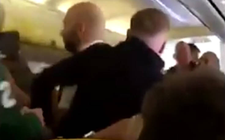 Πιάστηκαν στα χέρια σε πτήση της Ryanair για γυναίκα που δεν φορούσε παπούτσια (βίντεο)