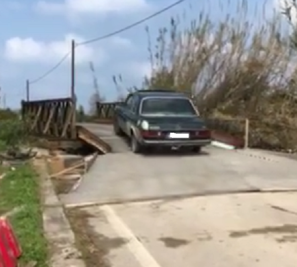 Οδηγοί άνοιξαν μόνοι τους τη γέφυρα στο Πατελάρι αψηφώντας τον κίνδυνο (βίντεο)