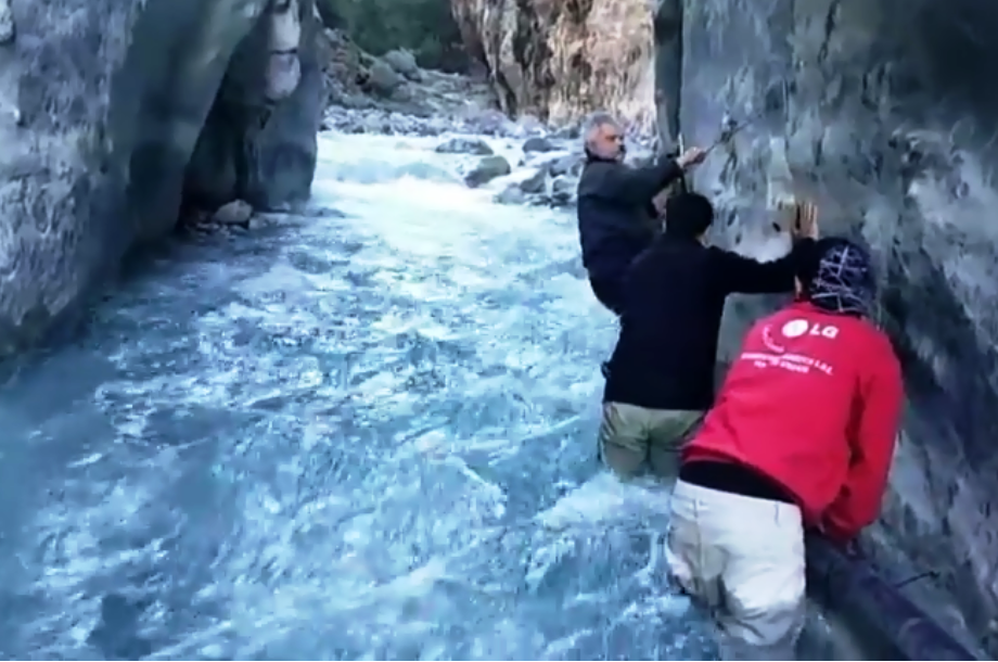 Με κίνδυνο της ζωής τους κάτοικοι της Αγ. Ρουμέλης επισκεύασαν τον αγωγό νερού (βίντεο)
