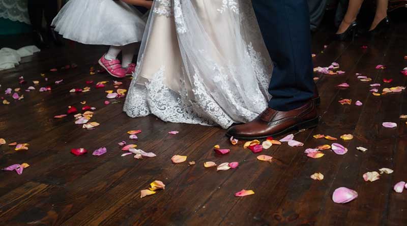 Κορωνοϊός: Ζευγάρι στον Τύρναβο έστησε γλέντι παρά τα μέτρα για τους γάμους