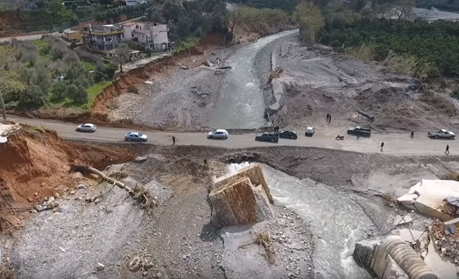 Ψυχραιμία «αρχές»: Η νέα γέφυρα στον Κερίτη που δεν είναι γέφυρα, από ψηλά (βίντεο)