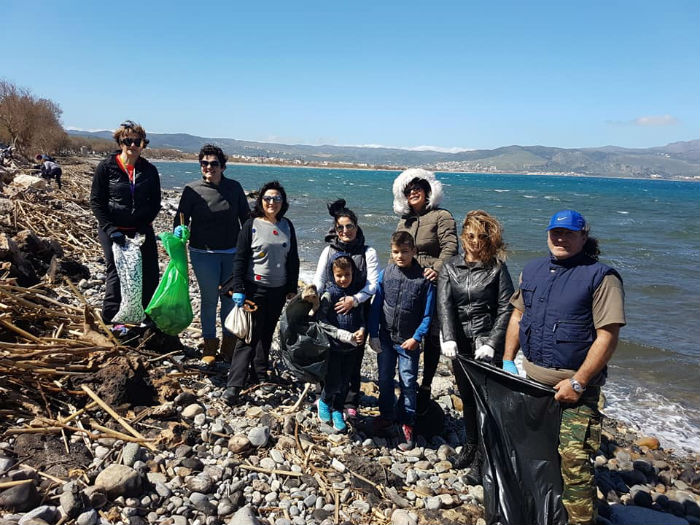 Εθελοντές καθάρισαν την παραλία στον Ταυρωνίτη από τα σκουπίδια της κακοκαιρίας (φωτο)