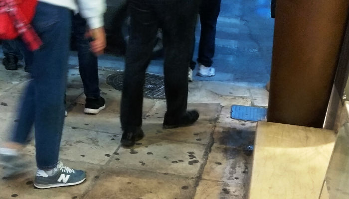 Σακατεύονται άνθρωποι σε πεζοδρόμιο – παγίδα στο κέντρο των Χανίων (φωτο)