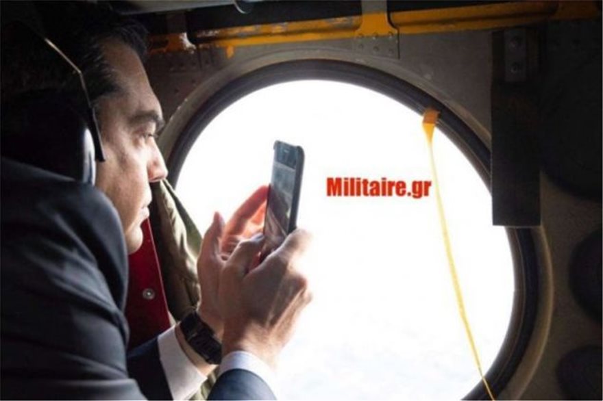 Ο Τσίπρας στο ελικόπτερο φωτογραφίζει τα μαχητικά στο Αγαθονήσι