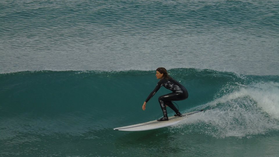 Η καλλονή Χανιώτισσα που δαμάζει τα κύματα (φωτο)