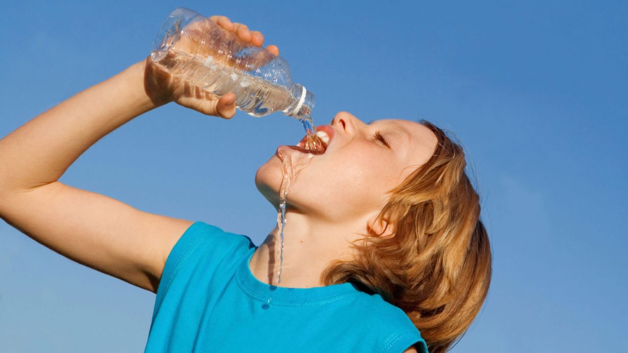 Γιατί τα παιδιά που δεν πίνουν νερό παχαίνουν