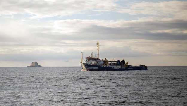 Πλοίο με δεκάδες μετανάστες παγιδευμένο ανάμεσα στην Μάλτα και την Ιταλία