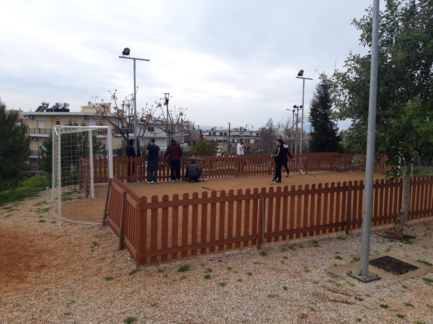 Παιδιά ανέλαβαν δράση και επισκεύασαν φθορές βανδάλων στο πάρκο της Αμπεριάς (φωτο)