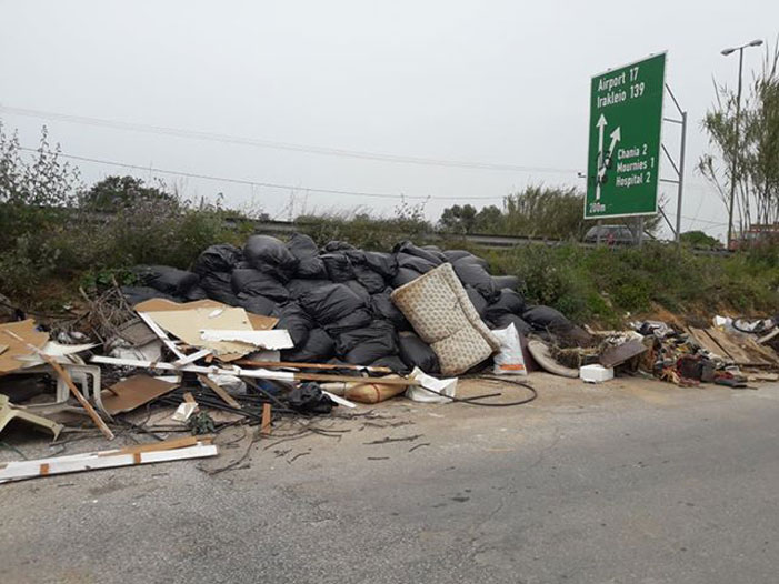 Τα σκουπίδια κάνουν πάρτι στον παράλληλο δρόμο της εθνικής οδού Χανίων – Ρεθύμνου