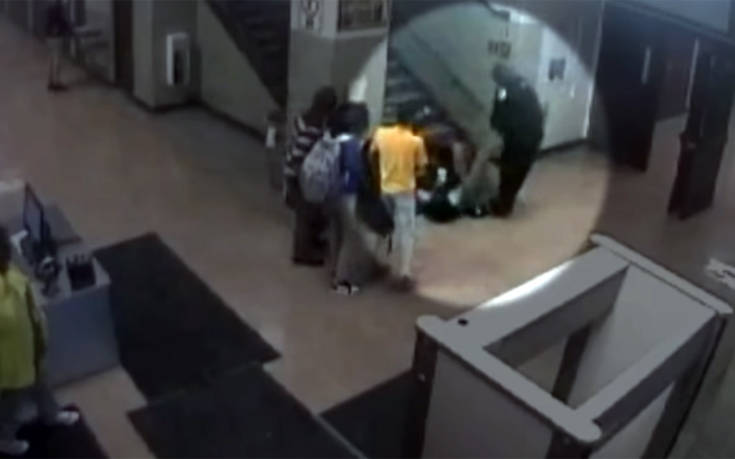 Αστυνομικοί κλωτσούν και σέρνουν μαθήτρια επειδή είχε το κινητό της στην τάξη