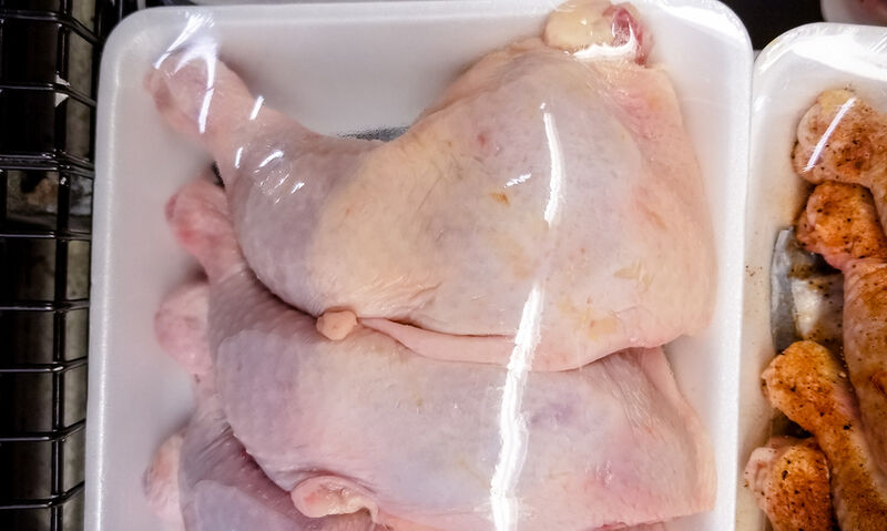 Ο σοβαρός κίνδυνος που κρύβει το συσκευασμένο κοτόπουλο
