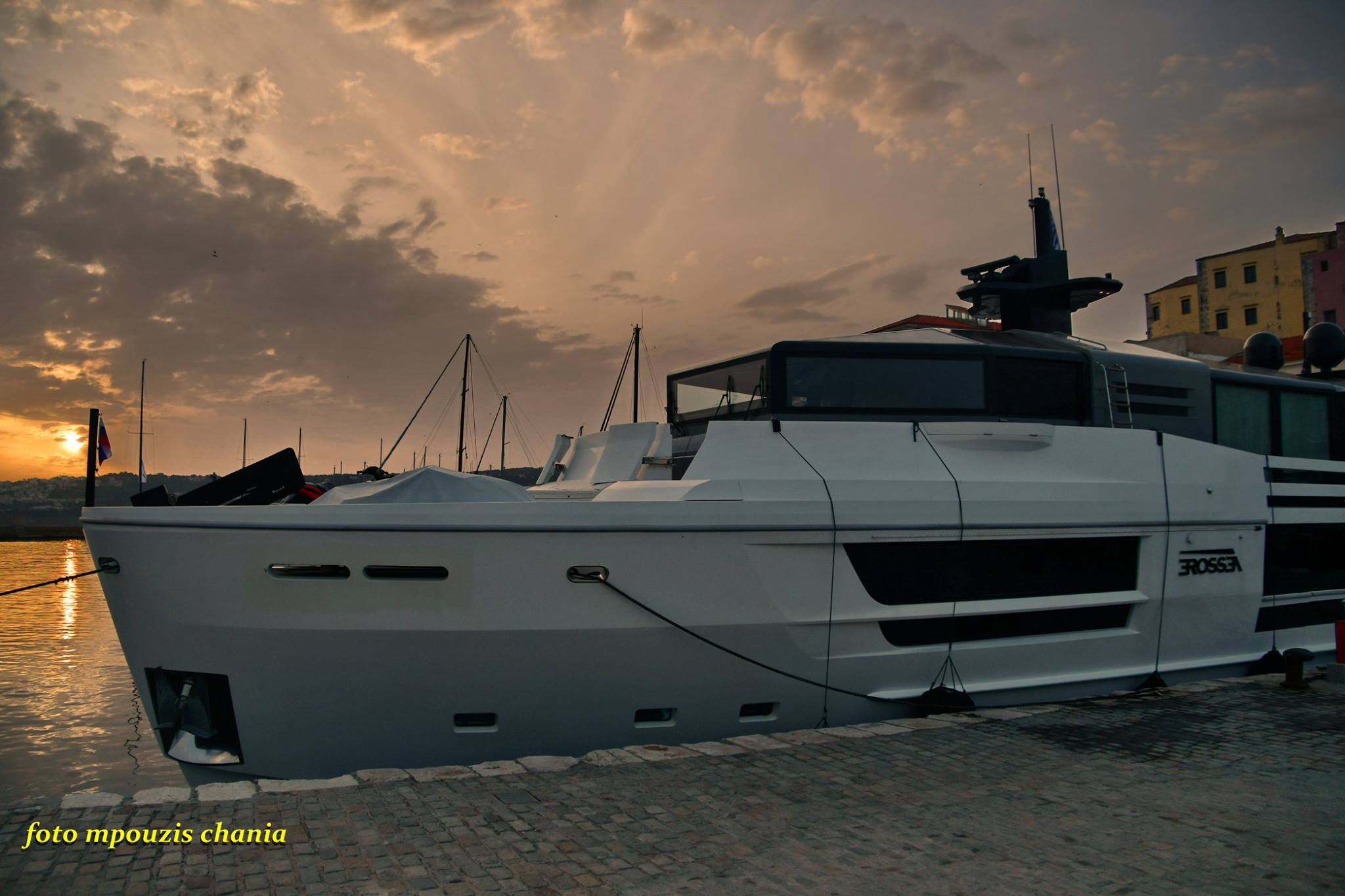 Το πρώτο, εντυπωσιακό super yacht της σεζόν, “έδεσε” στο Ενετικό Λιμάνι των Χανίων (φωτο)