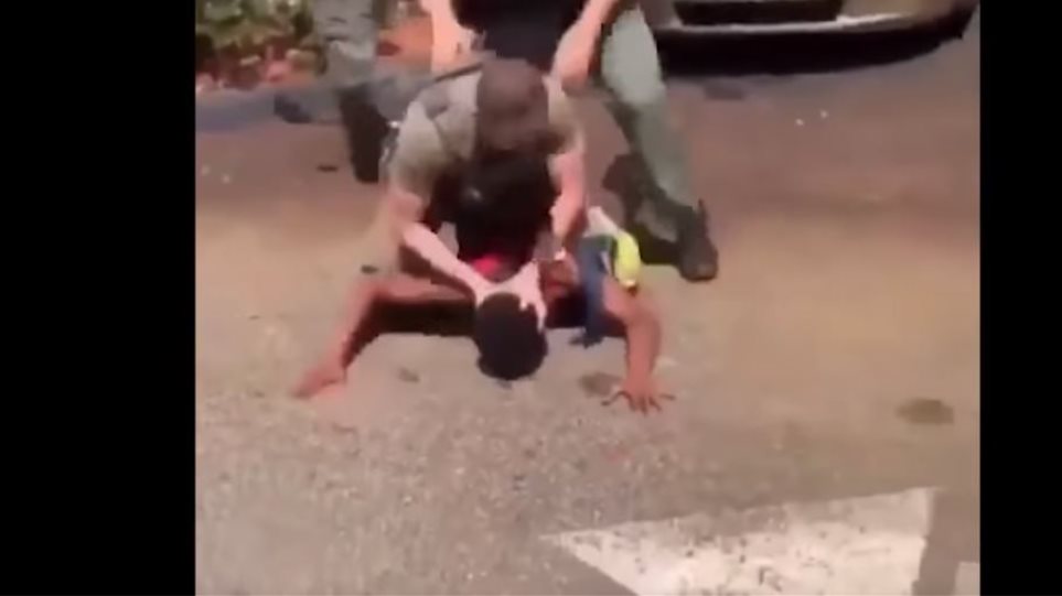 Οργή στη Φλόριντα για αστυνομικούς που χτύπησαν το κεφάλι 15χρονου στο οδόστρωμα