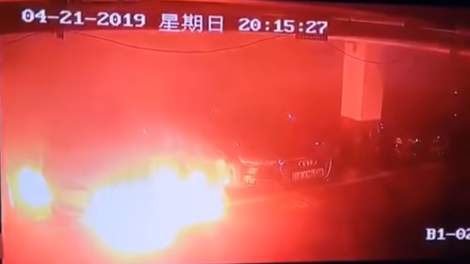 Αυτοκίνητο Tesla πήρε φωτιά μέσα σε πάρκινγκ στη Σαγκάη (βίντεο)