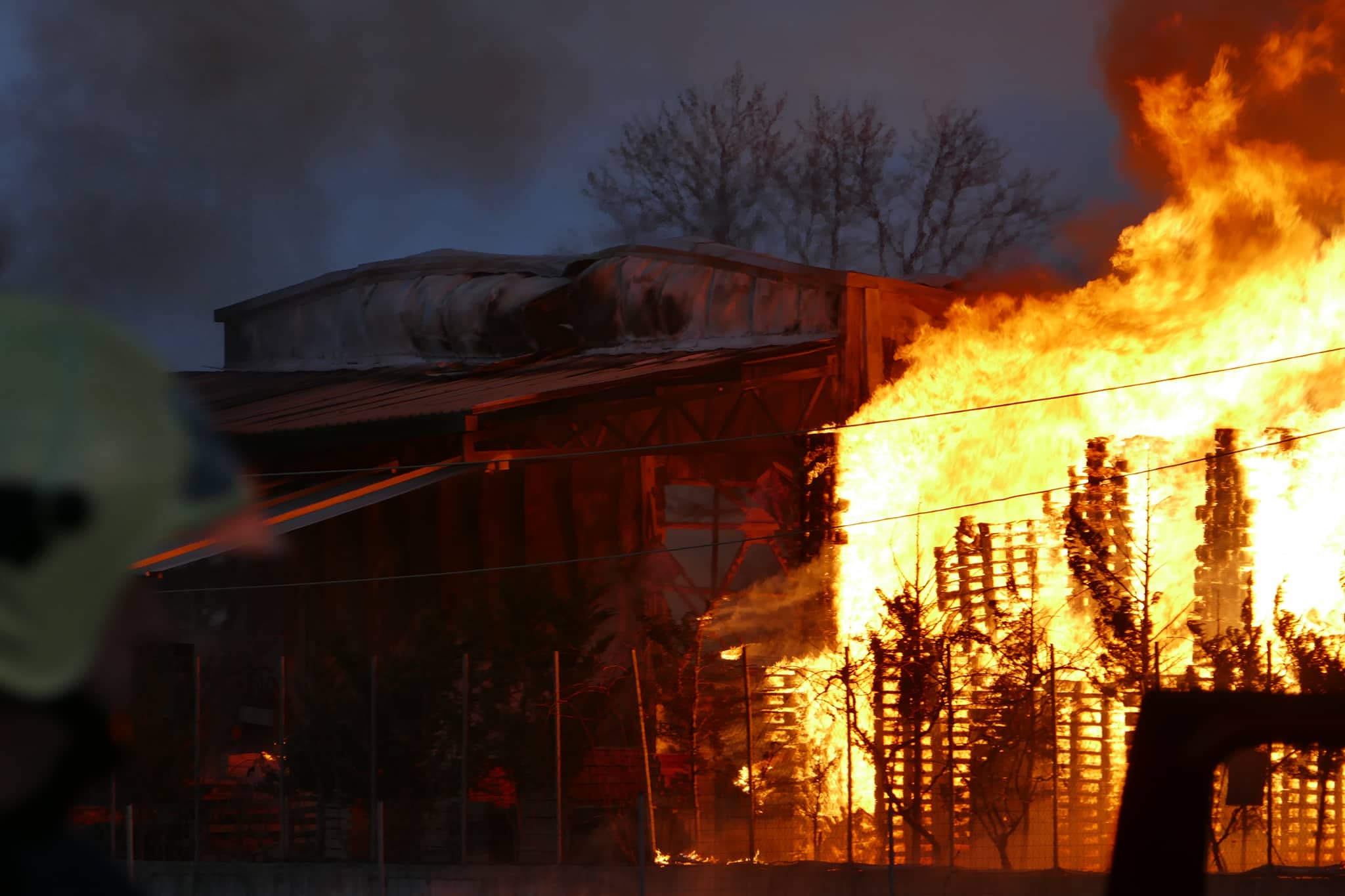Μεγάλη ζημιά από φωτιά σε επιχείρηση ξυλείας στο Ηράκλειο