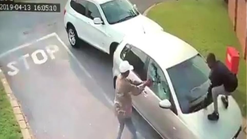 Τρόμος για τουρίστρια: Την πυροβόλησαν για να της πάρουν το αυτοκίνητο (βίντεο)