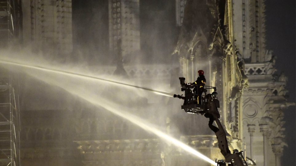Παναγία των Παρισίων: Μετά τη φωτιά, το νερό είναι η μεγαλύτερη απειλή για το διάσημο ναό