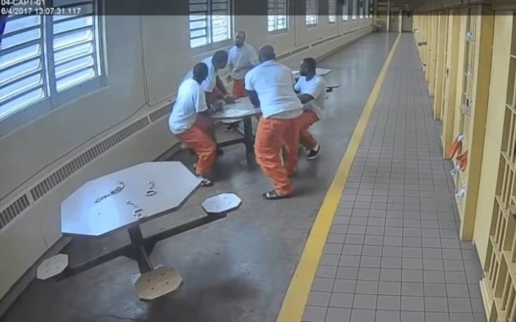Λευκός κρατούμενος σε φυλακή μαχαίρωσε τέσσερις μαύρους δεμένους με χειροπέδες