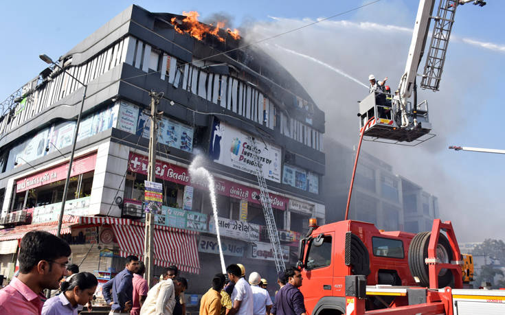 Τραγωδία στην Ινδία: Τουλάχιστον 18 μαθητές σκοτώθηκαν σε πυρκαγιά