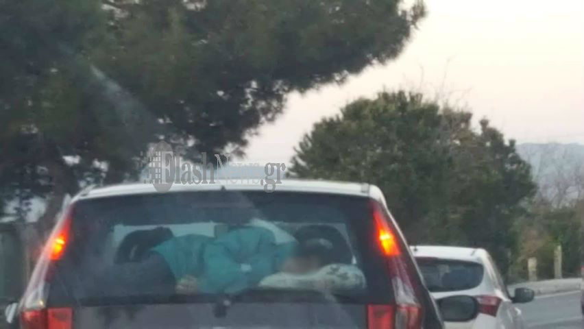 Σοκ: Έβαλε το παιδί να κάτσει στο πιο επικίνδυνο σημείο του αυτοκινήτου (φωτο)