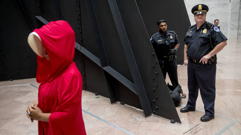 Συναγερμός στη Νέα Υόρκη για «απόπειρα αυτοκτονίας» μιας… κόκκινης ομπρέλας