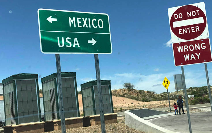 Υποστηρικτές του Τραμπ χτίζουν τείχος στα σύνορα με το Μεξικό με ιδιωτικά λεφτά