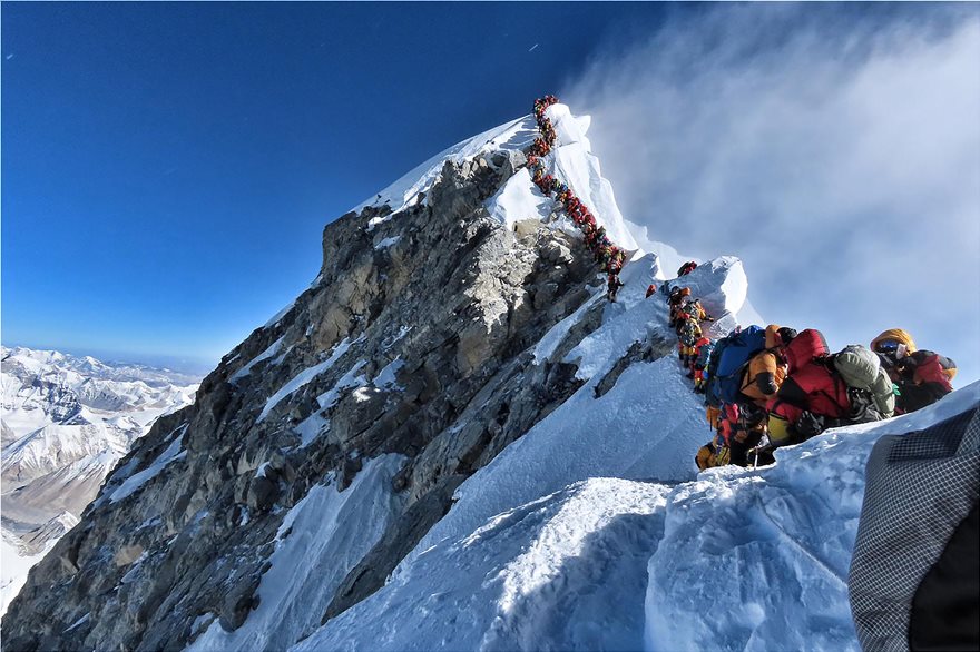 Ορειβάτες στην ουρά για την κορυφή του Έβερεστ ενώ κινδυνεύει η ζωή τους (φωτο)