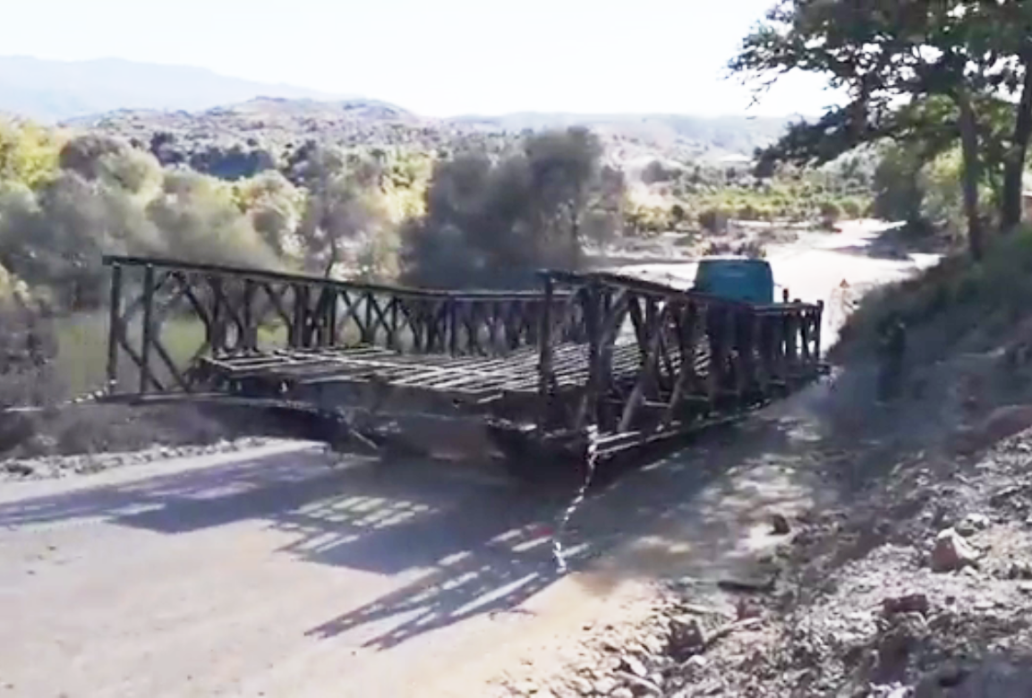 Από την πρόχειρη διάβαση των κατοίκων στον Κερίτη πέρασε η γέφυρα του στρατού! (βίντεο)