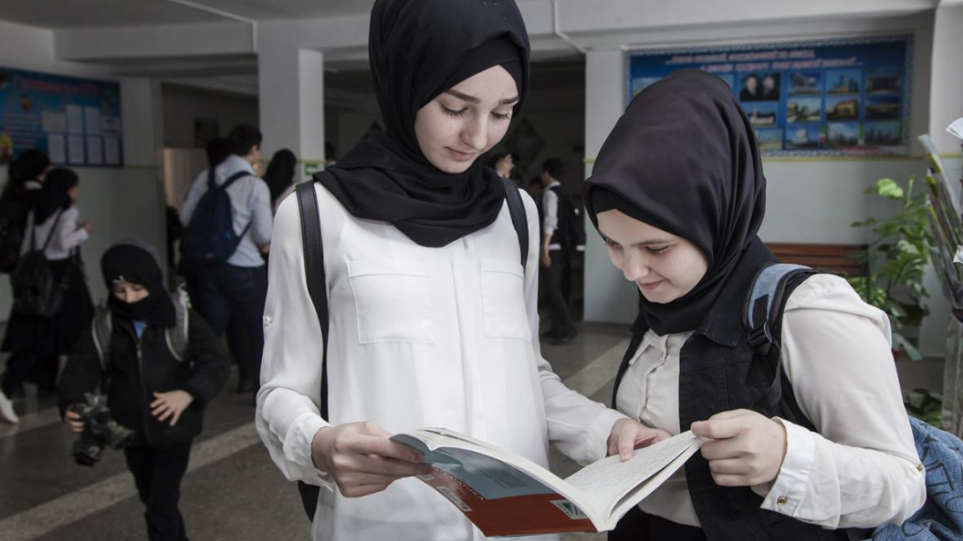 Η Αυστρία απαγόρευσε με νόμο τη μαντίλα στα σχολεία