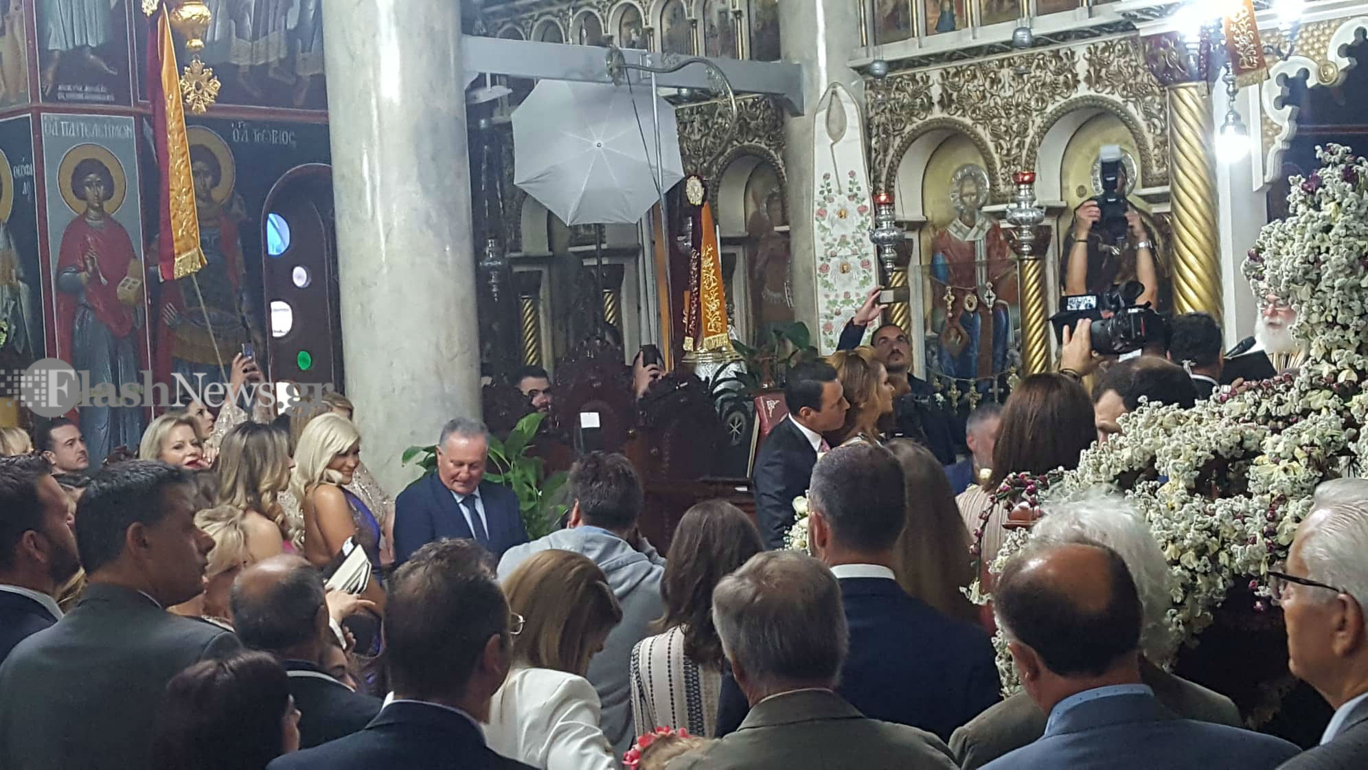 Κουμπάρα σε γάμο στην Κρήτη η Μαρία Μενούνος (βίντεο + φωτο)